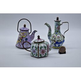 Tetera miniatura de estilo esmalte cantonés vintage de los años 80, metal pintado a mano con flores vibrantes, ideal para colecc