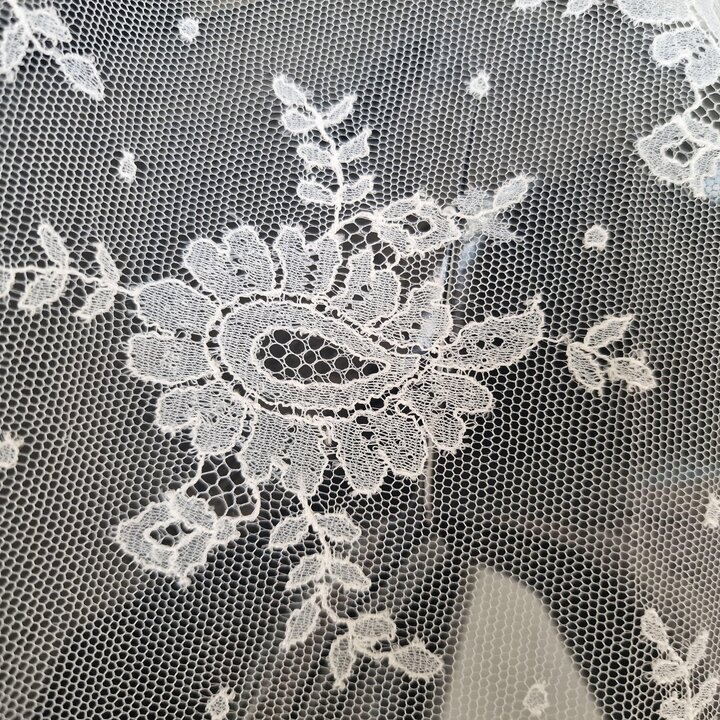 Biała Hiszpańska Mantyla z Koronki 260x100 cm - Welon Ślubny i Wielki Tydzień - Elegancka Koronka Kwiatowa
