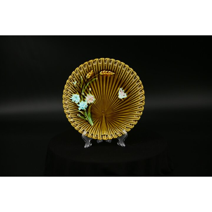 Plato de majólica Villeroy & Boch con espigas и mariposa, ca. 1880