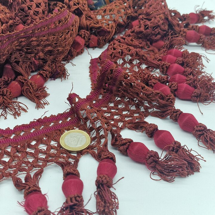 Antieke Passementerie Franje, 19e Eeuwse Victoriaanse Zijde Trim met Houten Vormen, Per Meter Verkocht, Historische Textielresta