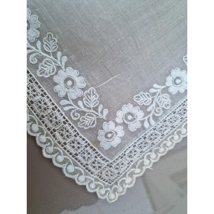 Antikes Organza Kopftuch Handgestickt Spitzen Borde Schleier Mantilla 70x70 cm Vintage Stickerei Deckchen Tischlaeufer
