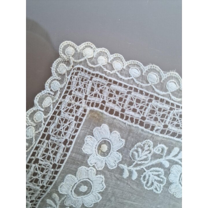 Antikes Organza Kopftuch Handgestickt Spitzen Borde Schleier Mantilla 70x70 cm Vintage Stickerei Deckchen Tischlaeufer