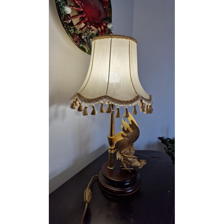 Lámpara de Mesa Gallo de Bronce Vintage, Estilo Francés con Pantalla de Flecos, Base de Madera Noble, 50 cm