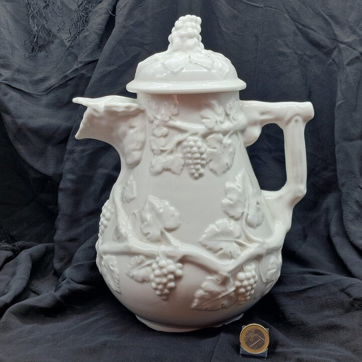 Кувшин из фарфора с крышкой Bidasoa Испания, Графин с рельефом винограда и ситечком, Кувшин для сангрии Mid-Century, 29 см