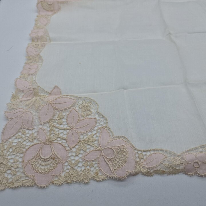 Vintage Spitzen Taschentuch aus Baumwolle mit breiter Spitze in Rosa und Beige Braut Taschentuch Hochzeit Einstecktuch 35x35cm