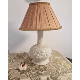 Vintage Portmeirion Tafellamp, Wit Keramiek met Bloemenreliëf, Zalmkleurige Geplooide Kap, Shabby Chic Decor