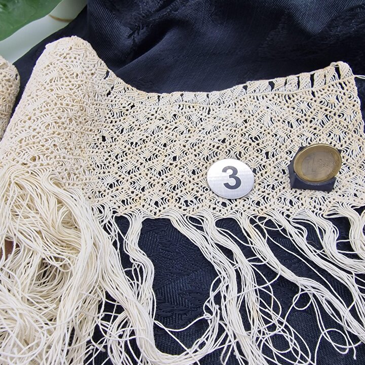 Spanisches Macramé 19. Jahrhundert – 2 Stück à 62 cm – Antike Spitze für Zeremonialtücher und Textilrestaurierung