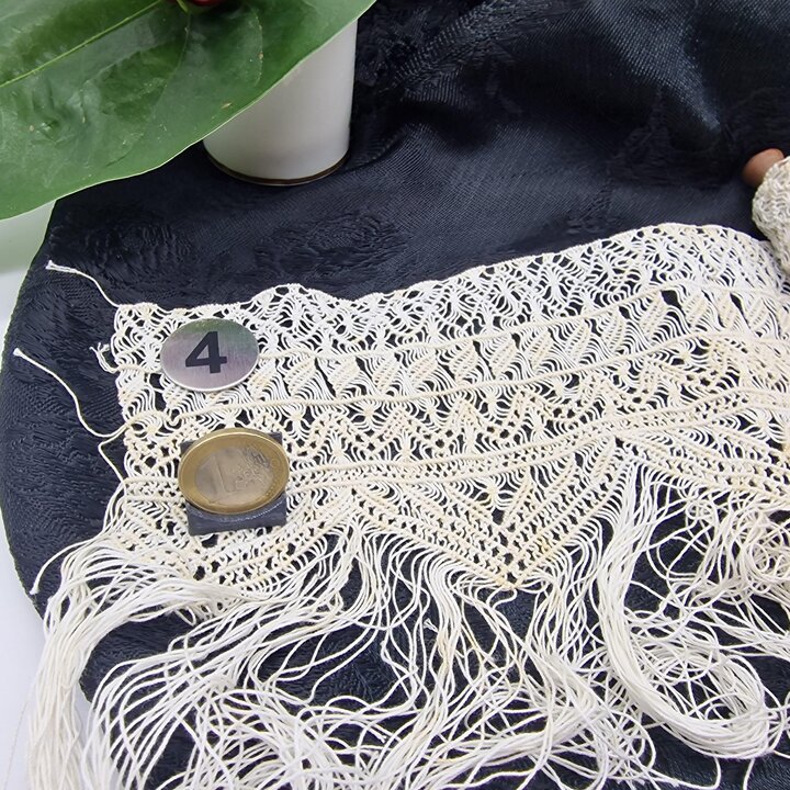 Spanisches Macramé 19. Jahrhundert – 2 Stück à 62 cm – Antike Spitze für Zeremonialtücher und Textilrestaurierung