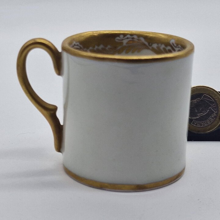 アンティーク ミニチュア磁器カップ キャビネットカップ 古いパリ風 手描きエキゾチックオウムと本金彩 19世紀骨董 1820-1840年頃の美術品