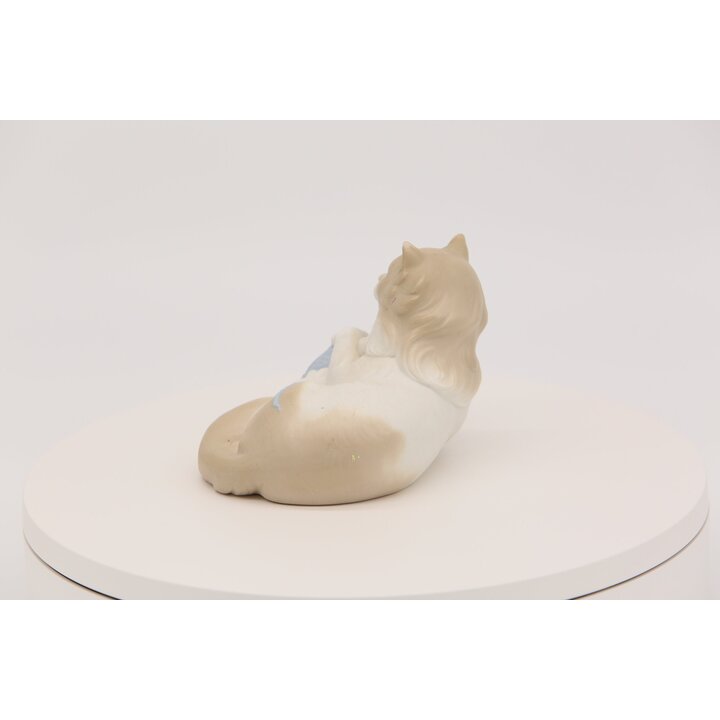 磁器の猫の置物 スペイン製バレンシア陶器 つや消しビスケット 毛糸玉と遊ぶ子猫 1990年代ヴィンテージ デスク装飾