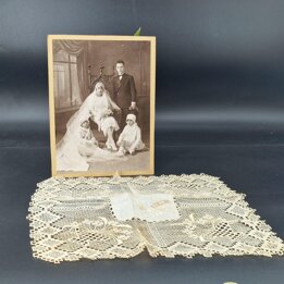 Pañuelo antiguo de lino, Década de 1920, Luisa, encaje de filet, 31 × 31 cm
