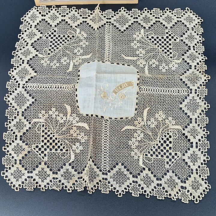 Mouchoir ancien en lin, Années 1920, Luisa, dentelle filet, 31 × 31 cm