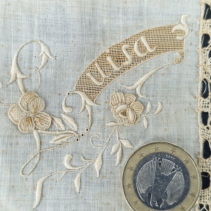 Mouchoir ancien en lin, Années 1920, Luisa, dentelle filet, 31 × 31 cm