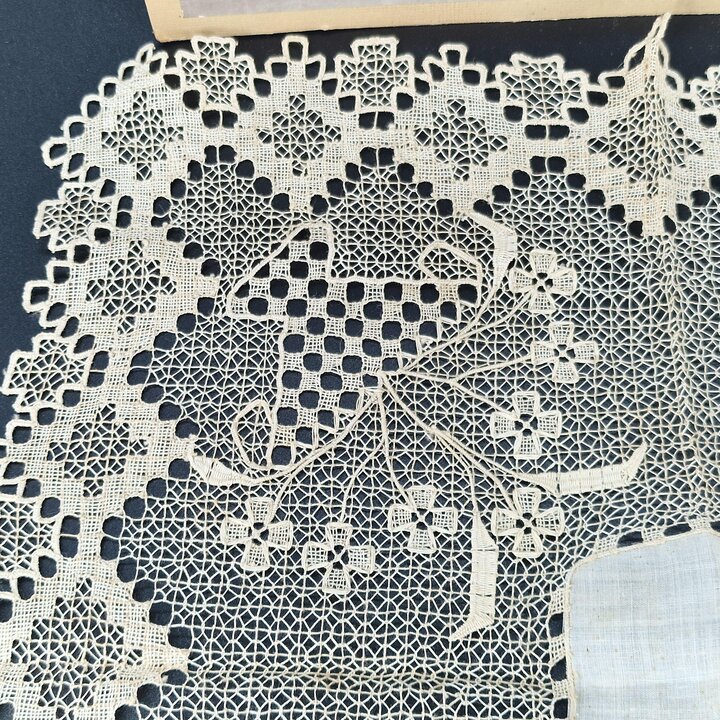 Mouchoir ancien en lin, Années 1920, Luisa, dentelle filet, 31 × 31 cm