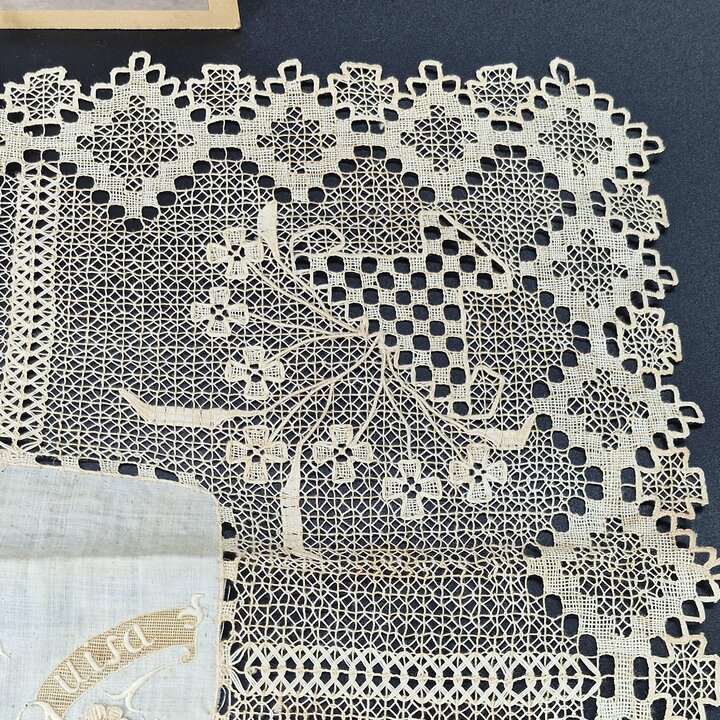 Mouchoir ancien en lin, Années 1920, Luisa, dentelle filet, 31 × 31 cm