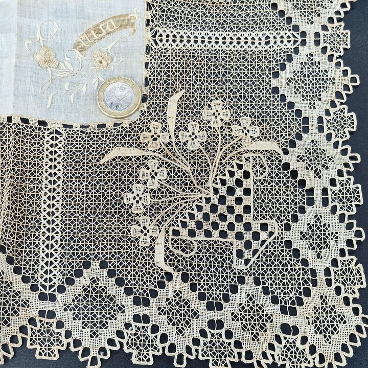 Mouchoir ancien en lin, Années 1920, Luisa, dentelle filet, 31 × 31 cm