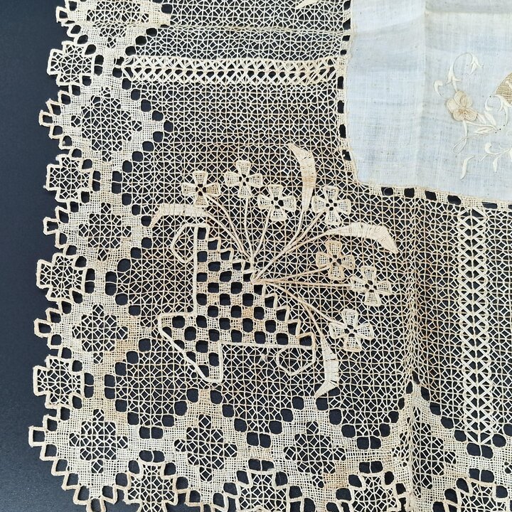Mouchoir ancien en lin, Années 1920, Luisa, dentelle filet, 31 × 31 cm