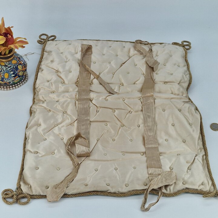 Bestickte Seidenhülle, Anfang bis Mitte des 20. Jahrhunderts, Rosario, 40 × 20 cm