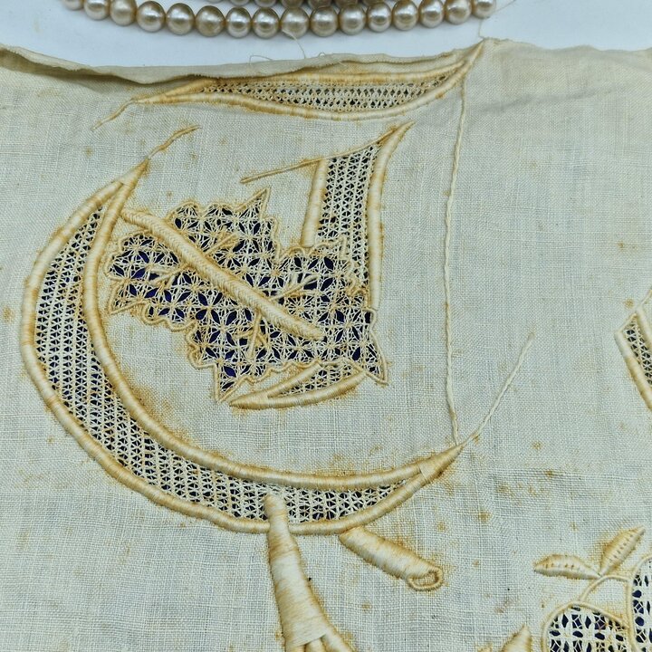 Фрагмент вышитого льна, Начало XX века, Teresa, Richelieu, 40 × 20 см