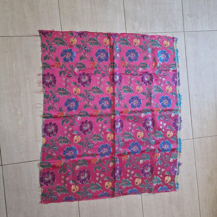Tessuto Jacquard Valenciano Vintage Anni 70 - Seta e Cotone per Abiti Tradizionali