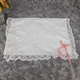 Custodia antica in batista, Inizio del XX secolo, Monogramma, collezione merletti, 40 × 30 cm