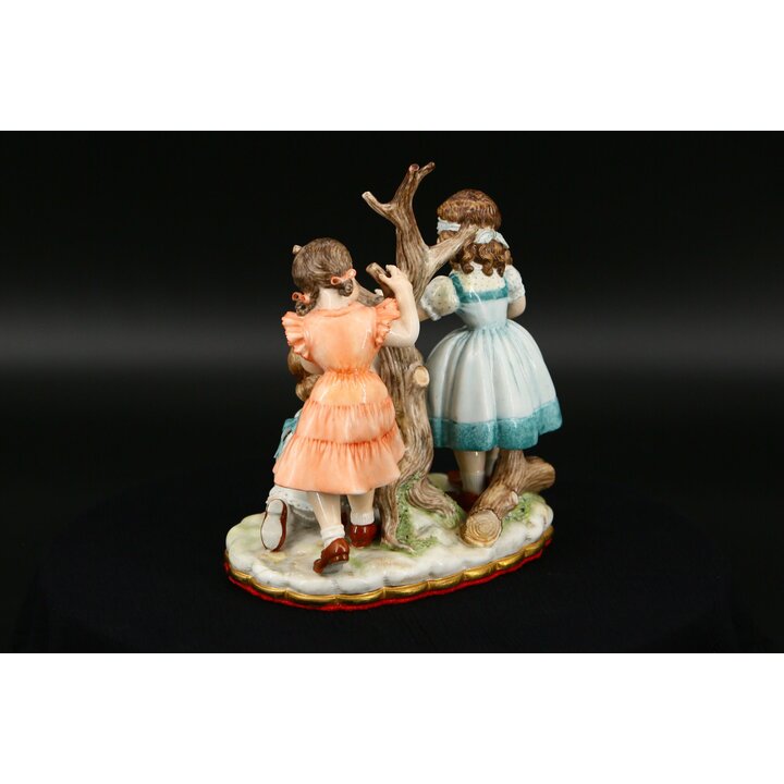 手描きポーセリン磁器フィギュリン 三人の少女が目隠し鬼ごっこで遊ぶ彫刻置物 1990年代ヴィンテージ西洋陶器スタチュー ヨーロッパ調クラシックな室内装飾美術品 コレクター向けギフト