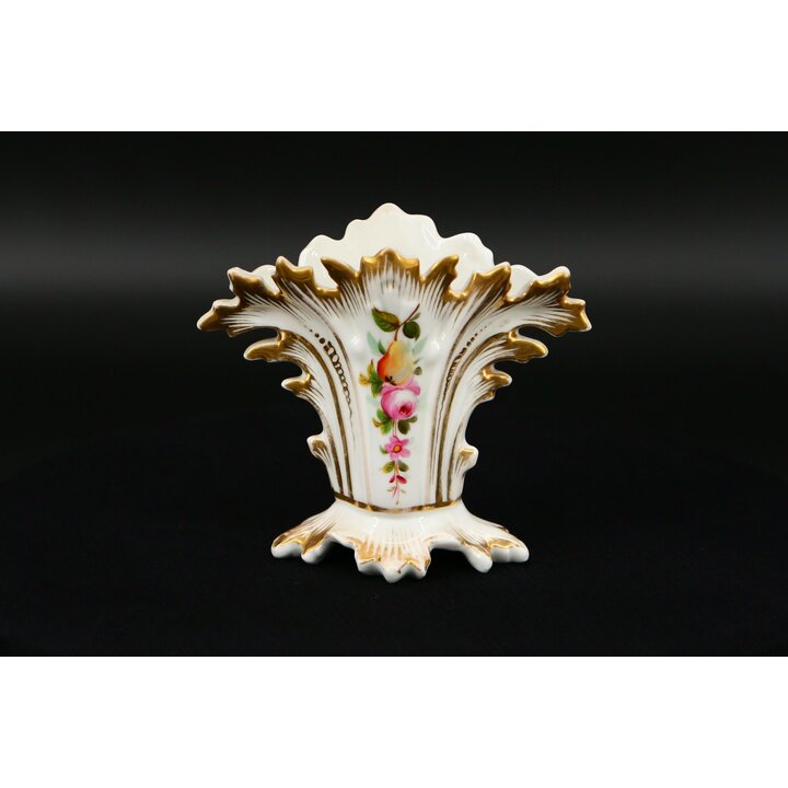 ロココ調の磁器製扇形花瓶 1950年代フランス製ヴィンテージ陶器花入れ 花と果物の手描き風絵付けと金箔飾り 上品なテーブルデコレーション 高さ12cm
