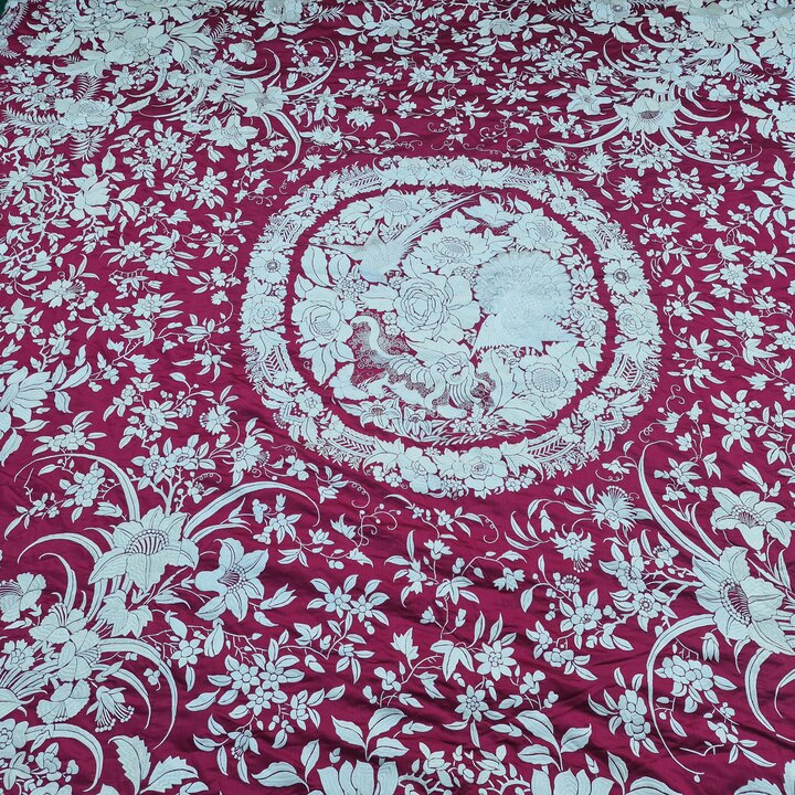 Antike Seidentagesdecke Kanton - Handgestickte Chinesische Seidendecke - Rote Manila Schal Tagesdecke mit Fransen - Um 1900