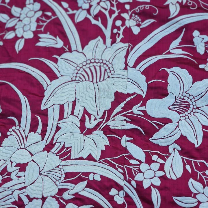 Antike Seidentagesdecke Kanton - Handgestickte Chinesische Seidendecke - Rote Manila Schal Tagesdecke mit Fransen - Um 1900