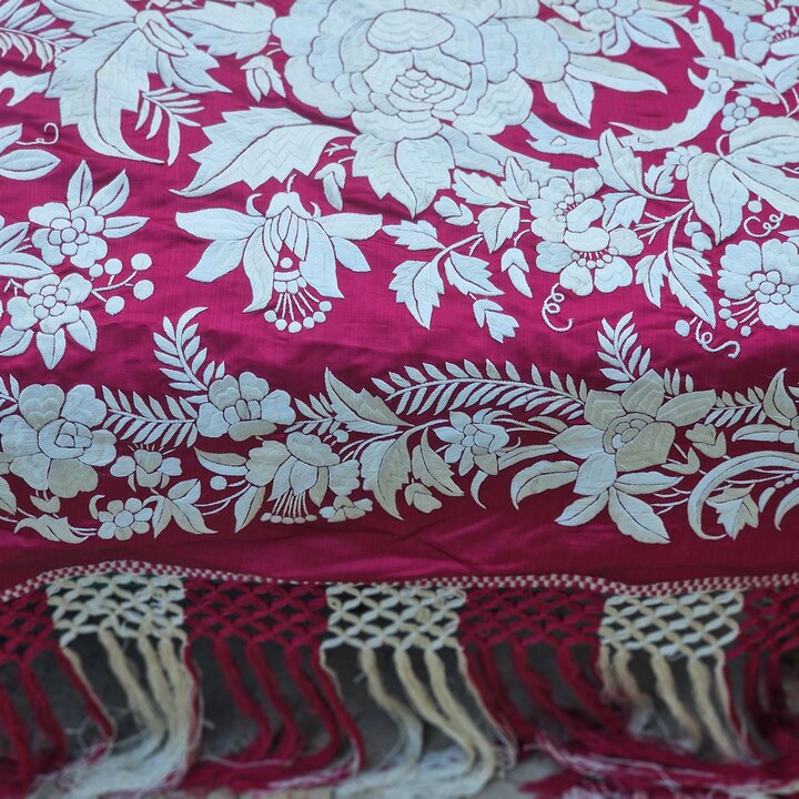 Antike Seidentagesdecke Kanton - Handgestickte Chinesische Seidendecke - Rote Manila Schal Tagesdecke mit Fransen - Um 1900