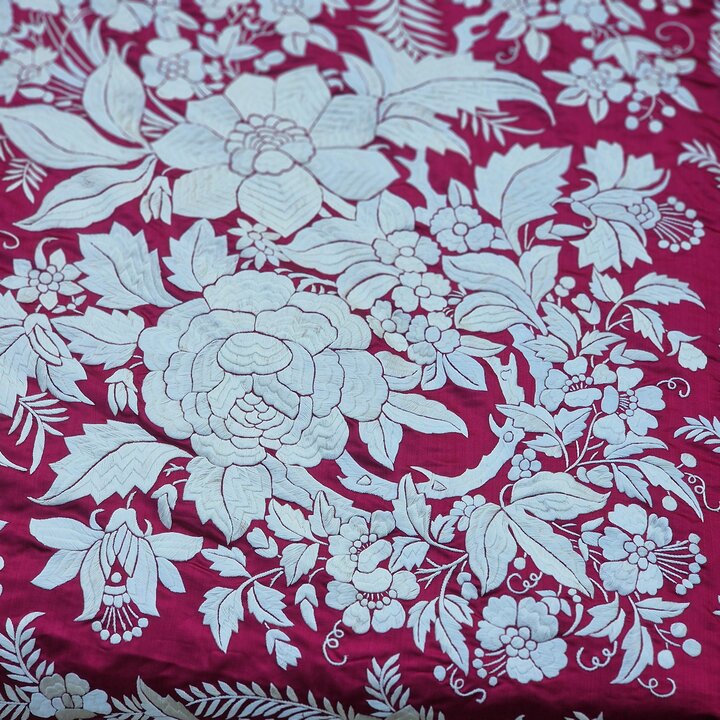 Antike Seidentagesdecke Kanton - Handgestickte Chinesische Seidendecke - Rote Manila Schal Tagesdecke mit Fransen - Um 1900