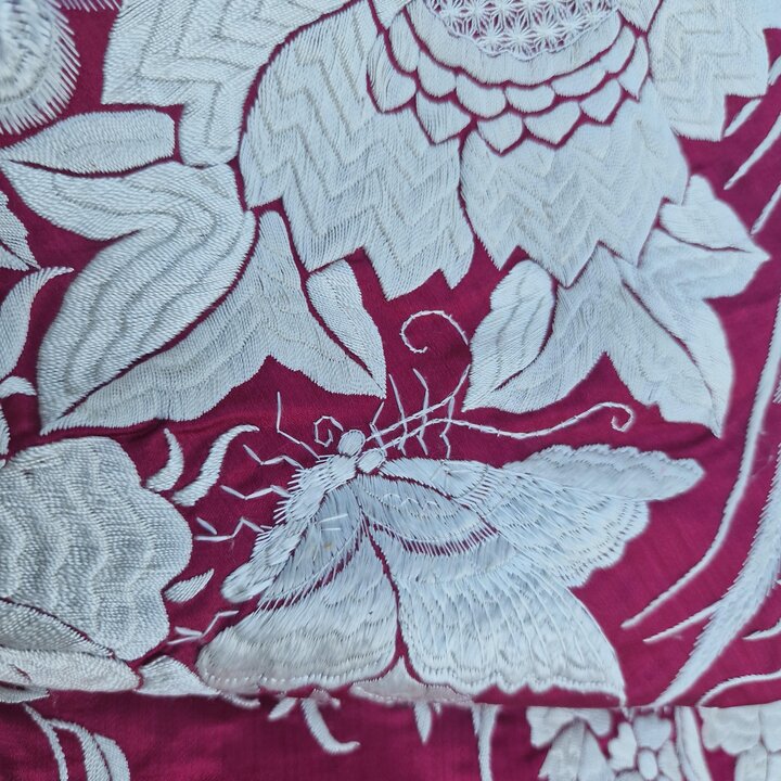 Antike Seidentagesdecke Kanton - Handgestickte Chinesische Seidendecke - Rote Manila Schal Tagesdecke mit Fransen - Um 1900