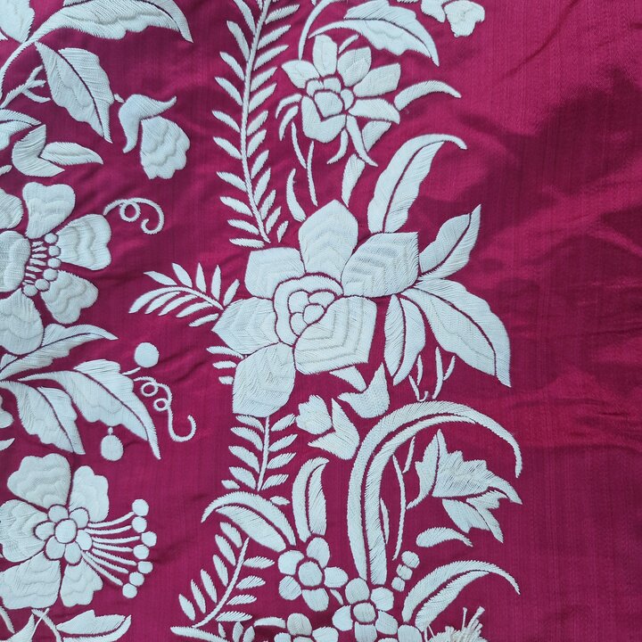 Antike Seidentagesdecke Kanton - Handgestickte Chinesische Seidendecke - Rote Manila Schal Tagesdecke mit Fransen - Um 1900