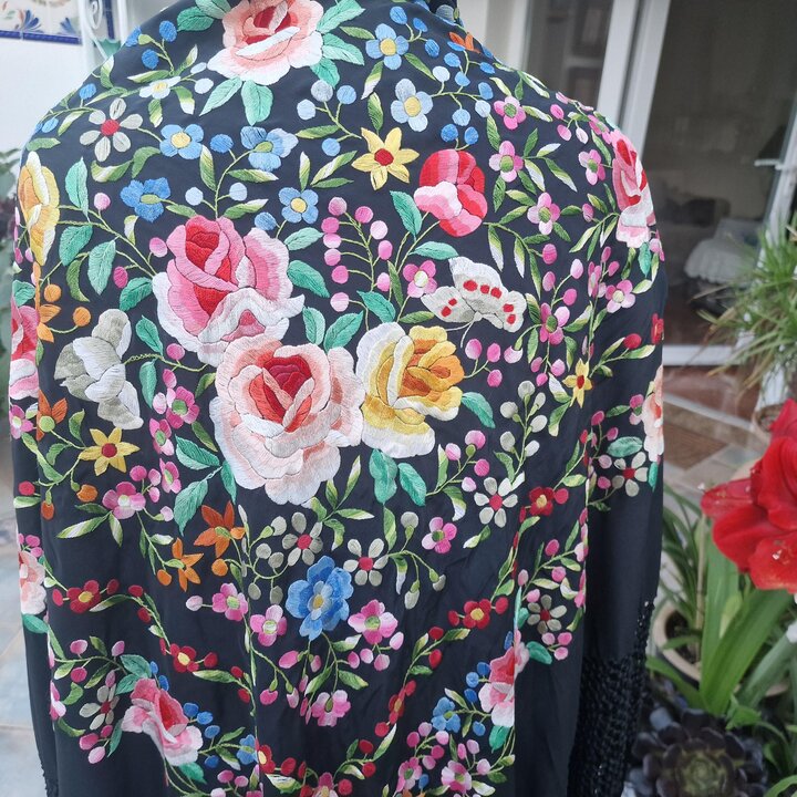 手刺繍天然シルク マントン デ マニラ - 20世紀半ば