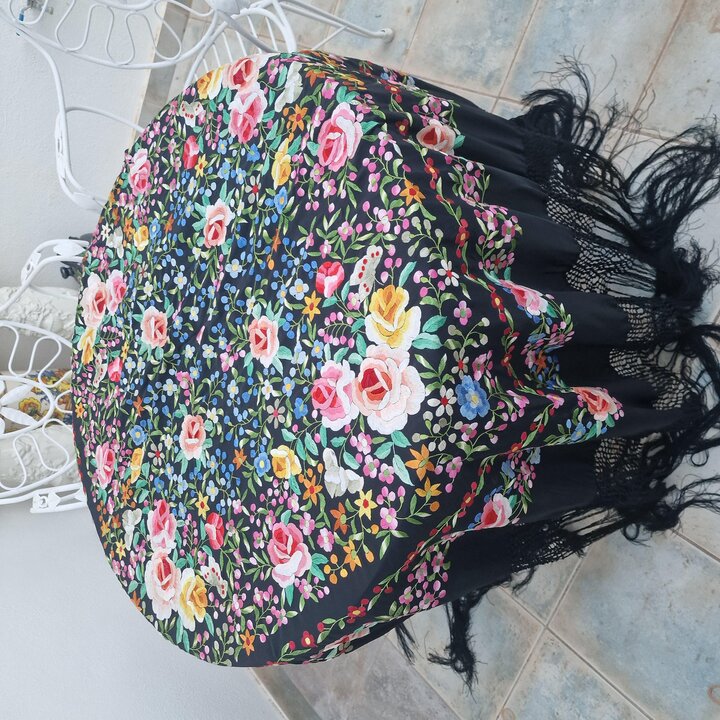 手刺繍天然シルク マントン デ マニラ - 20世紀半ば