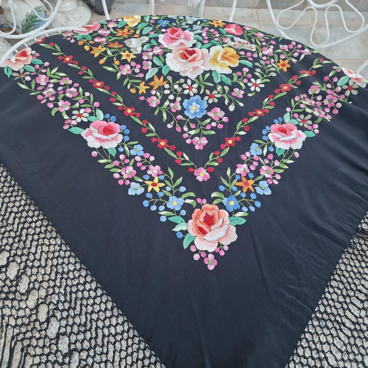 手刺繍天然シルク マントン デ マニラ - 20世紀半ば