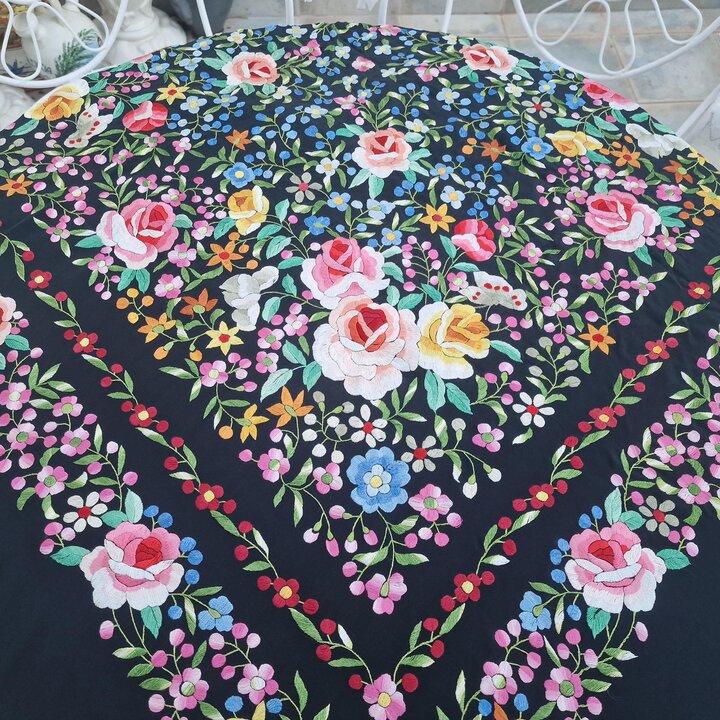 手刺繍天然シルク マントン デ マニラ - 20世紀半ば