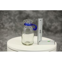 Vase pichet en verre soufflé bouche avec anse bleu cobalt, petit vase rustique en verre d art, carafe en verre de studio