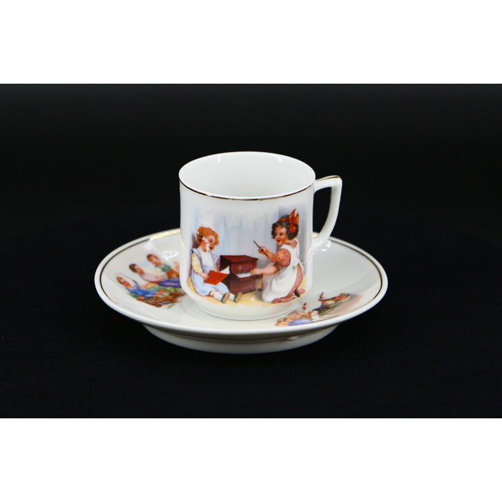 Juego de Taza y Platillo Infantil Antiguo, Porcelana Europea Años 1920 con Escena de Niños Jugando, Vajilla de Juguete con Filo 