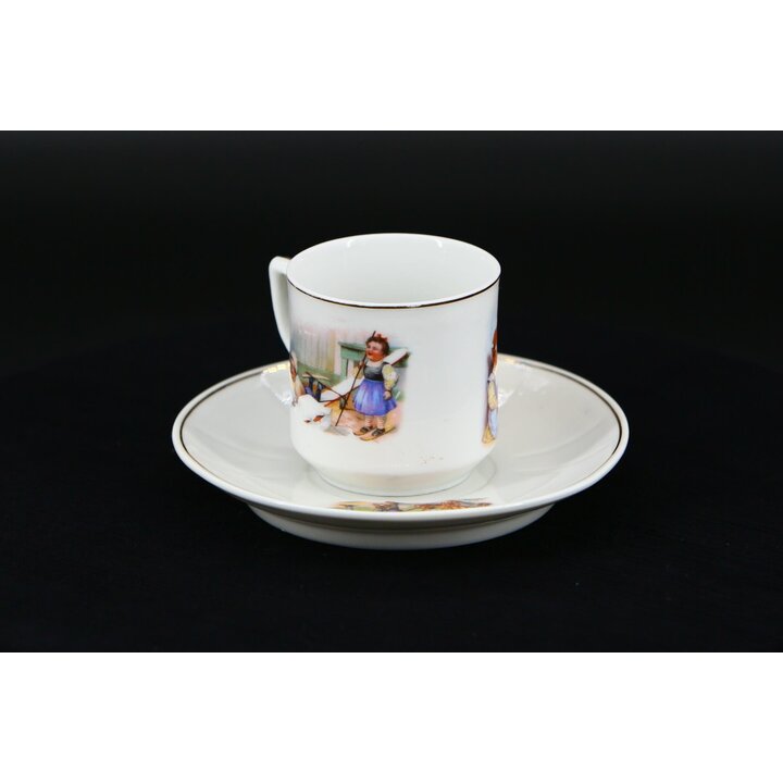 Juego de Taza y Platillo Infantil Antiguo, Porcelana Europea Años 1920 con Escena de Niños Jugando, Vajilla de Juguete con Filo 