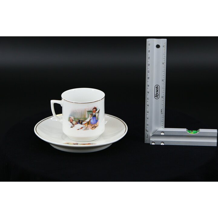 アンティーク子供用カップ＆ソーサーセット 1920年代ヨーロッパ磁器絵付け 子供 of 遊び風景を描いたコレクター向けミニチュアカップ金彩仕上げ2点セット