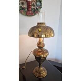 Vintage Franse Tafellamp, Antieke Messing Petroleumlamp Omgebouwd naar Elektrisch, Metalen Kap met Glas, 50cm