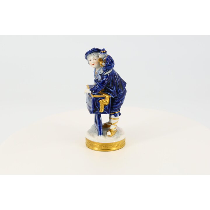 Estatueta Porcelana Volkstedt, Cerâmica Alemã Pintada à Mão Azul Cobalto e Ouro, Realejeiro com Macaco, Decoração de Vitrine Ant