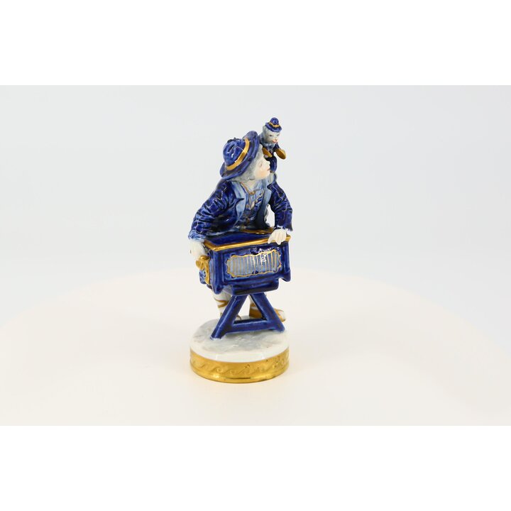 Estatueta Porcelana Volkstedt, Cerâmica Alemã Pintada à Mão Azul Cobalto e Ouro, Realejeiro com Macaco, Decoração de Vitrine Ant