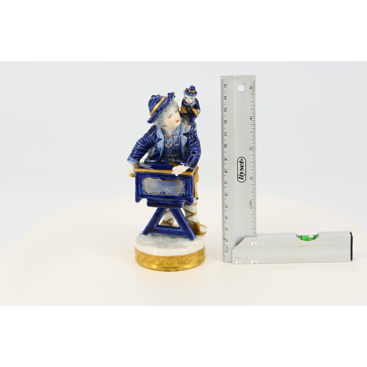 Estatueta Porcelana Volkstedt, Cerâmica Alemã Pintada à Mão Azul Cobalto e Ouro, Realejeiro com Macaco, Decoração de Vitrine Ant