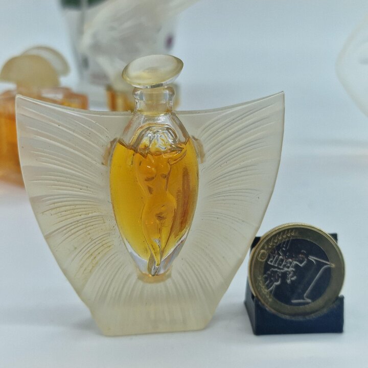 Set van 6 Lalique Miniatuur Parfumflesjes, Vintage Franse Gesatineerde Kristallen Flacons, Victoire en Lalique de Lalique Collec