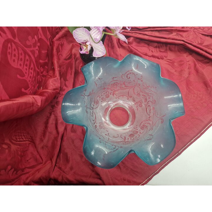 Cúpula de Vidro Azul Acetinado Borda Ondulada Gravada a Ácido Floral Globo para Lâmpada de Petróleo Candeeiro Aplique