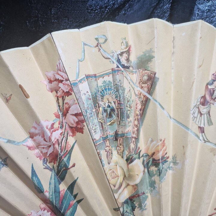 Antiker Papierfaecher, Handfaecher, Belle Epoque Chromolithographie Szene, Holzstaebe, 32 cm, spaetes 19 Jahrhundert, Restaurier
