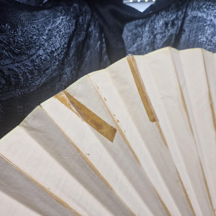 Leque de papel antigo, leque de mao, cena de cromolitografia Belle Epoque, hastes de madeira, 32 cm, seculo XIX, para restauro