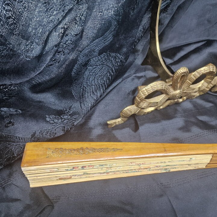 アンティーク紙扇子 飾り扇 ベルエポック多色石版画 木製骨 32cm 19世紀後半 修復用